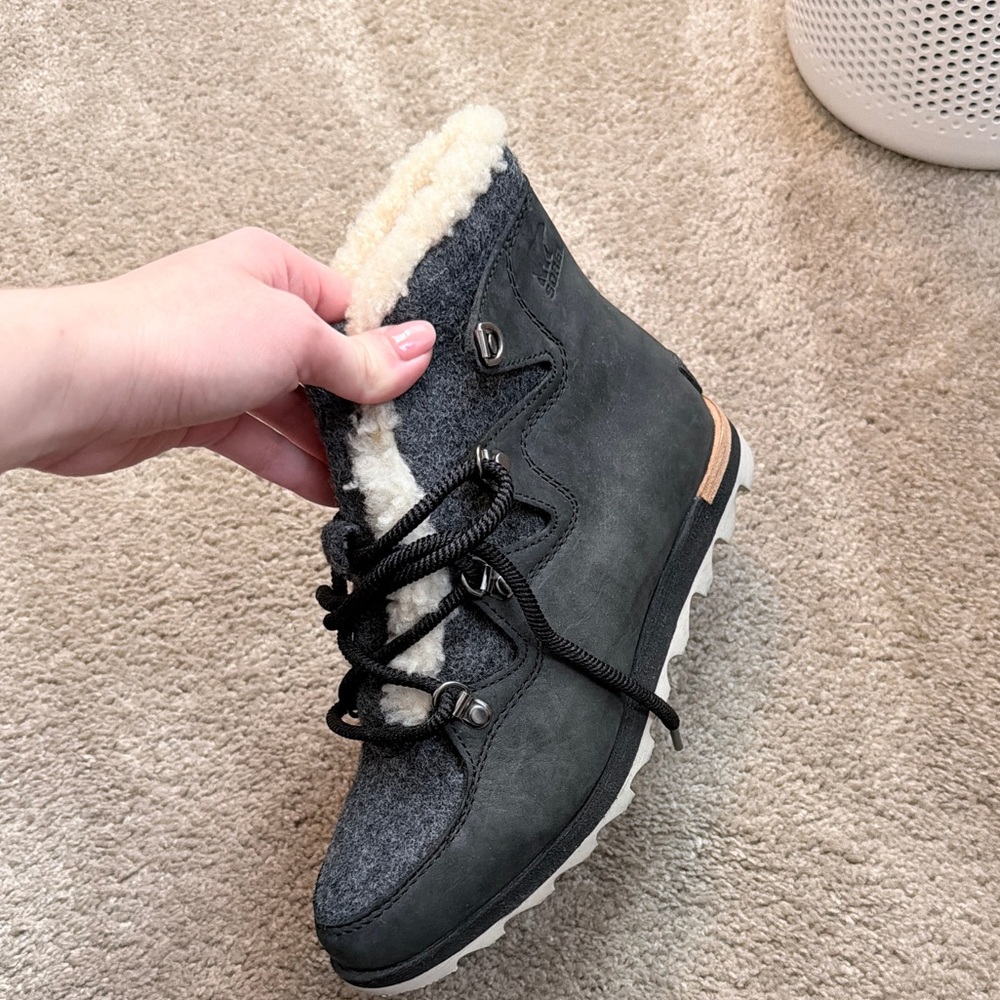 Sorel Sneakchic Alpine Hiking boot Black Nubuck Gray Wool Lace Up shearling